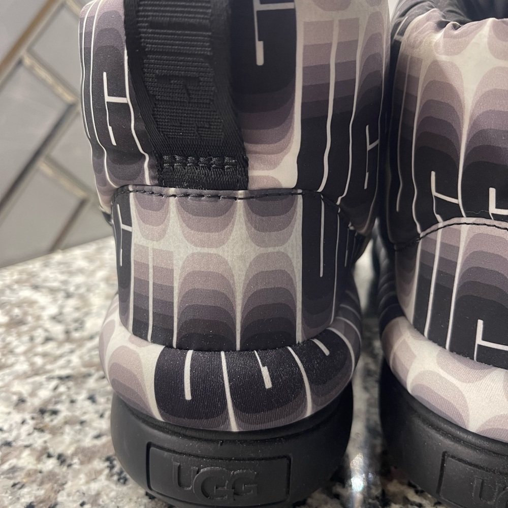 UGG Monochrome Logo Boots - Picture 4 of 6